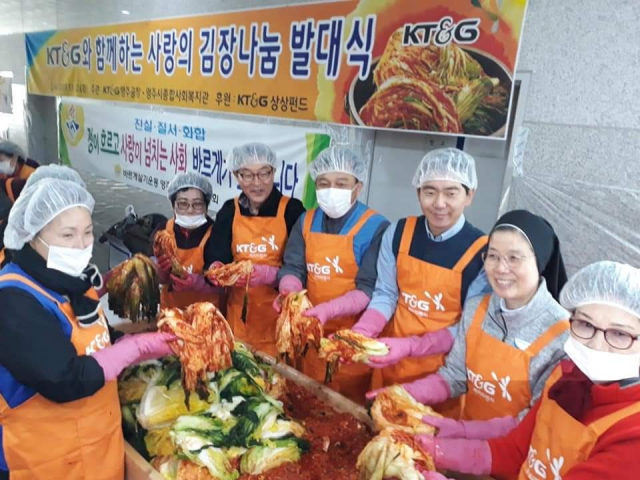 자원봉사자들이 사랑의 김장나누기 행사를 하고 있다. 마경대 기자