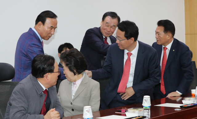 박덕흠 의원(왼쪽) 등 자유한국당 재선 국회의원들이 12일 오전 국회 의원회관에서 보수통합과 당내 인적쇄신 등에 대한 의견을 교환하기 위해 회동하고 있다. 연합뉴스
