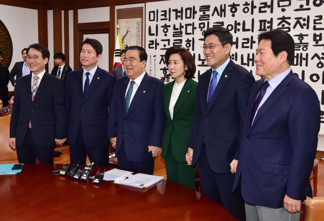 문희상 국회의장이 12일 오전 국회에서 교섭단체 원내대표들과 회동하고 있다. 왼쪽부터 더불어민주당 이원욱 원내수석부대표, 더불어민주당 이인영 원내대표, 문 의장, 자유한국당 나경원 원내대표, 바른미래당 오신환 원내대표, 자유한국당 정양석 원내수석부대표. 연합뉴스