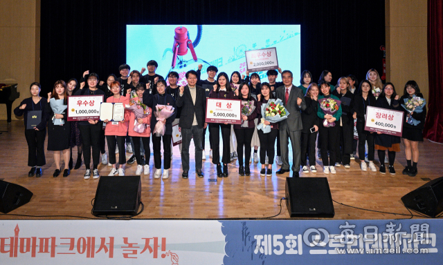 한국국학진흥원이 주최한 제5회 스토리테마파크 창작콘텐츠 공모전 수상자들이 단체 기념 촬영하고 있다. 한국국학진흥원 제공