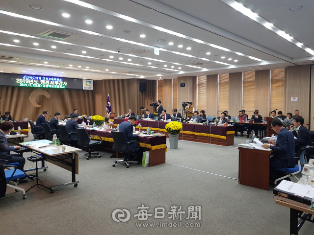 12일 경상북도개발공사 대강당에서 열린 경북도의회 기획경제위원회의 행정사무감사 현장에서 안종록 사장이 답변하고 있다. 김영진 기자