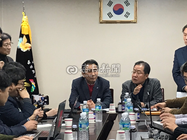 [현장사진] 12일 대구 서문시장 찾은 홍준표 전 자유한국당 대표. 이남영 기자