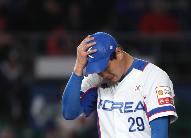 12일 일본 지바 조조 마린스타디움에서 열린 2019 세계야구소프트볼연맹(WBSC) 프리미어12 슈퍼라운드 2차전 대만과 한국의 경기. 4회초 추가 실점한 김광현이 교체돼 마운드에서 내려오고 있다. 연합뉴스