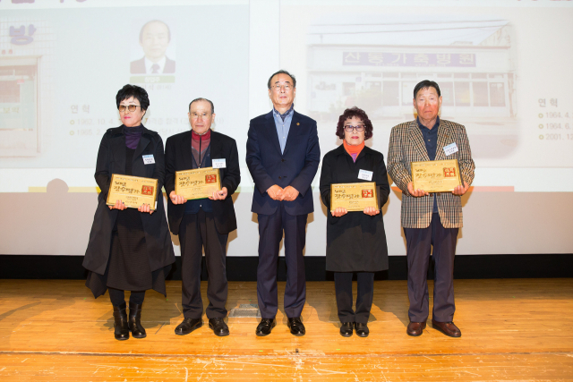 장세용(가운데) 구미시장이 구미문화예술회관에서 