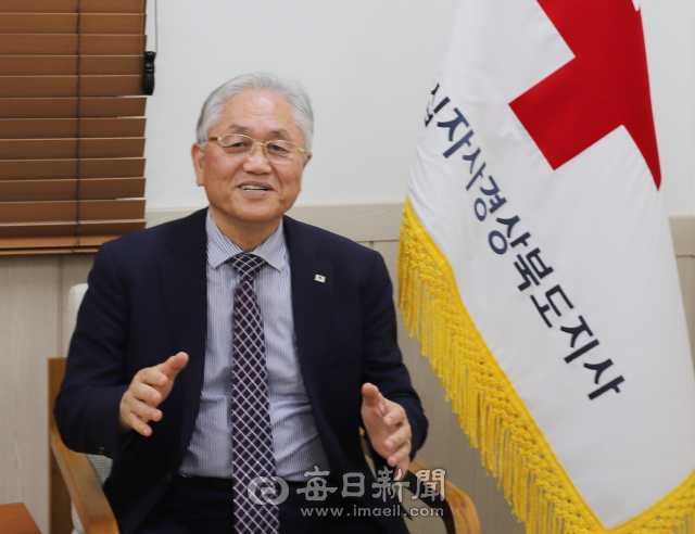 평생을 나눔과 봉사의 길을 걷고 있는 류시문 신임 대한적십자사 경북지사 회장이 나눔의 미학에 대해 설명하고 있다. 경북적십자사 제공