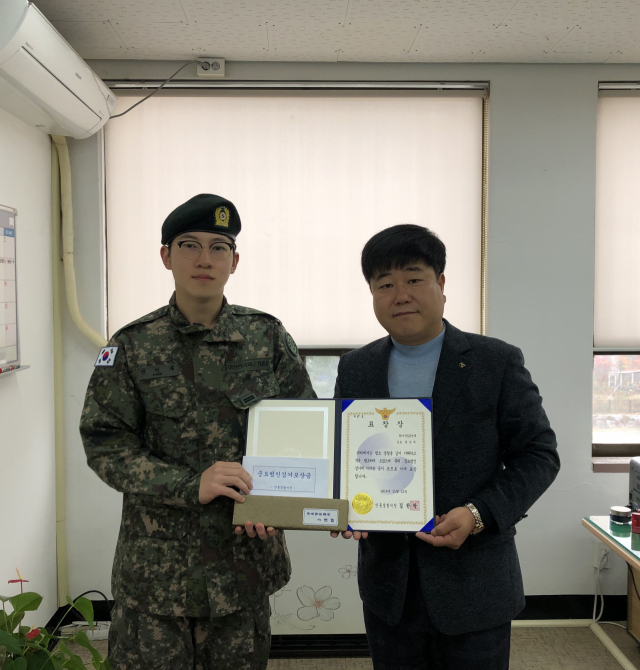 육군 제50보병사단 지역수호병(상근예비역) 권민재(21) 일병이 안동경찰서에서 표창장을 수여받는 모습. 육군 제50보병사단 제공