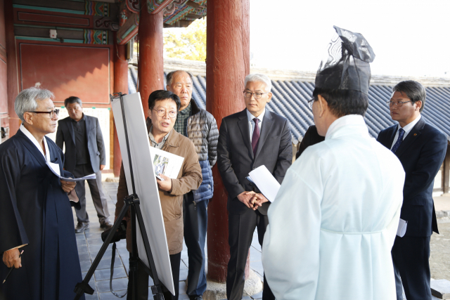 지난 12일 문화재청 관계자들이 상주향교를 방문해 현장조사를 벌이고 있다. 상주시 제공