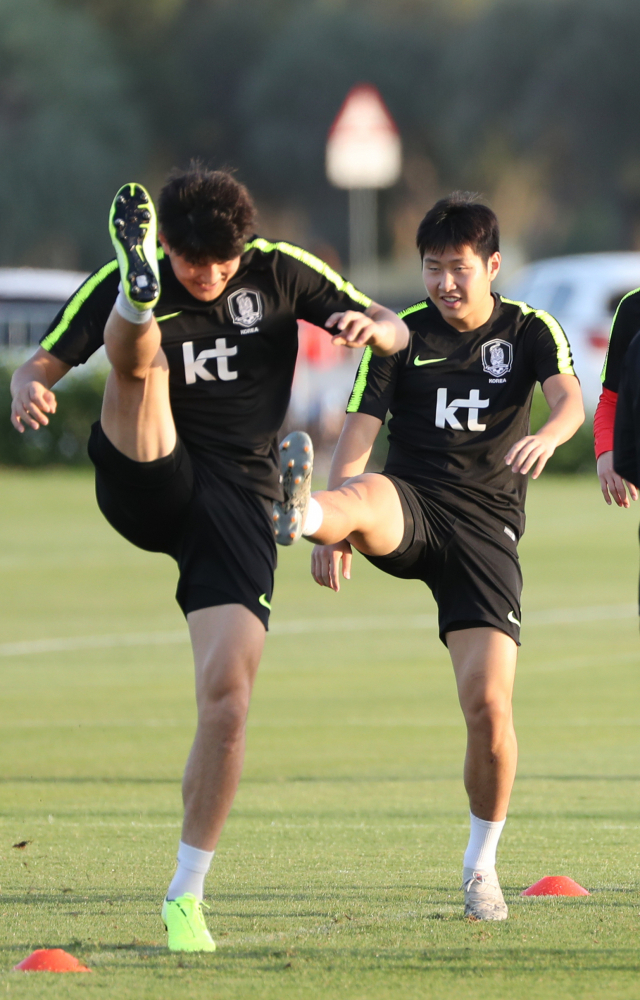 카타르 월드컵 아시아지역 2차 예선 4차전 레바논과의 경기를 이틀 앞둔 12일 축구 국가대표팀의 이강인 등 선수들이 아랍에미리트(UAE) 아부다비의 크리켓 스타디움에서 진행된 훈련에서 스트레칭을 하며 몸을 풀고 있다. 연합뉴스