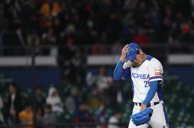 12일 일본 지바 조조 마린스타디움에서 열린 2019 세계야구소프트볼연맹(WBSC) 프리미어12 슈퍼라운드 2차전 대만과 한국의 경기. 4회초 추가 실점한 김광현이 교체돼 마운드에서 내려오고 있다. 연합뉴스