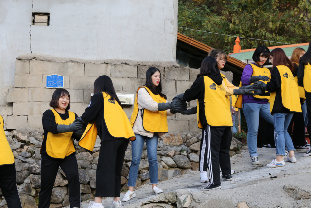 경북보건대 학생들이 기초수급자 가정에 사랑의 연탄을 배달하고 있다. 경북보건대 제공