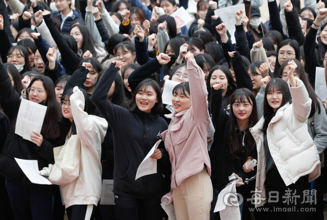 2020학년도 대학수학능력시험 예비소집이 열린 13일 오후 대구 경화여고에서 3학년 학생들이 고득점을 기원하며 파이팅을 외치고 있다. 우태욱 기자 woo@imaeil.com