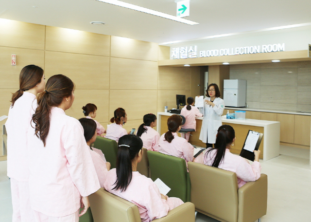 대구 달서구 지역 결혼 이주여성들이 계명대학교 동산병원에서 무료 암 검진에 앞서 설명을 듣고 있다. 계명대 동산병원 제공