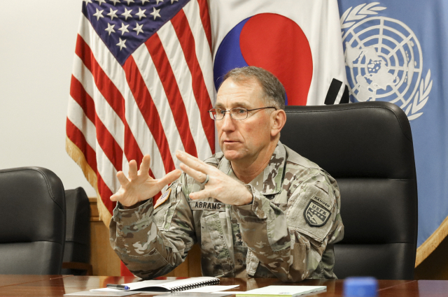 로버트 에이브럼스 한미연합사령관이 12일 평택 험프리스 주한미군 기지에서 가진 내외신 기자간담회를 통해 한일 군사정보보호협정(GSOMIA·지소미아)을 종료하면 주변국에 우리가 약하다는 잘못된 메시지를 줄 수 있다는 우려를 표명했다. 사진은 에이브럼스 사령관 인터뷰 장면. 연합뉴스