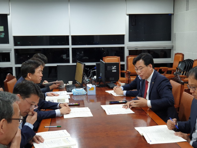 송언석 자유한국당 의원(오른쪽 가운데)이 12일 심야에 대구시 국비 확보 TF팀 캠프를 찾아 현안 보고를 청취하고 있다. 대구시 제공