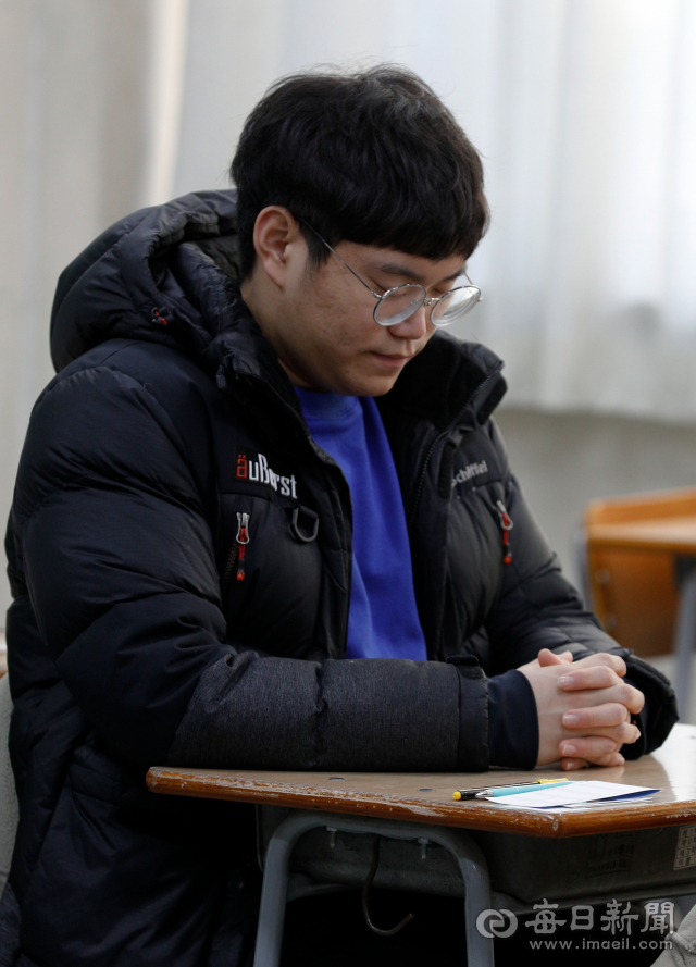 2020학년도 대학수학능력시험일인 14일 경북고 시험장에서 수험생이 1교시 시험을 앞두고 마음을 가다듬고 있다. 우태욱 기자 woo@imaeil.com