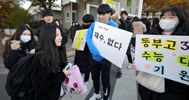 2020학년도 대학수학능력시험일인 14일 오전 대구 수성구 정화여고 교문 앞에서 수험생이 응원을 나온 선생님과 포옹을 하고 있다. 김영진 기자 kyjmaeil@imaeil.com