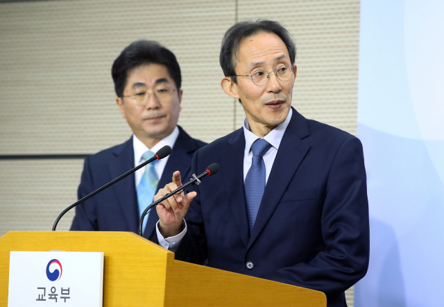 2020학년도 대입수학능력시험일인 14일 세종시 정부세종청사 교육부에서 심봉섭 출제위원장이 출제방향에 관해 설명하고 있다. 왼쪽은 성기선 한국교육과정평가원장. 연합뉴스