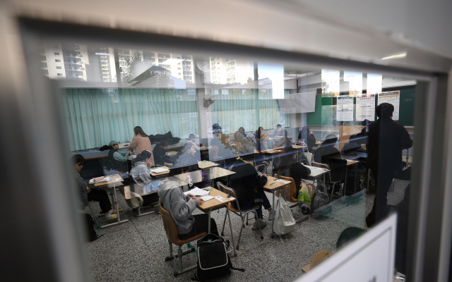 2020학년도 대입 수학능력시험일인 14일 오전 수능 시험장인 대구 수성구 수성동 남산고등학교에서 수험생들이 시험 시작을 기다리고 있다. 연합뉴스