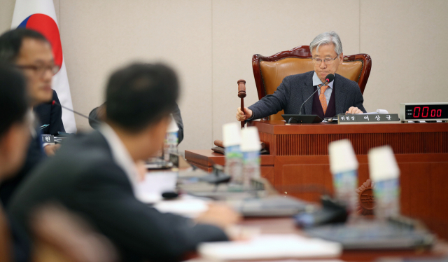 자유한국당 소속 여상규 법사위원장이 14일 국회에서 열린 법제사법위원회 전체회의에서 의사봉을 두드리고 있다. 연합뉴스