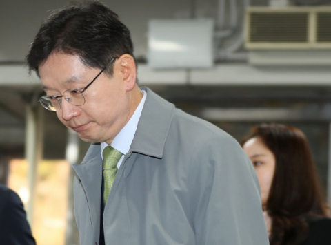김경수 경남지사가 14일 오후 서울 서초구 서울고등법원에서 열린 항소심 공판에 출석해 취재진 질문에 답변을 마친 뒤 법정으로 향하고 있다. 연합뉴스