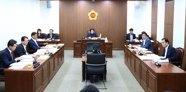 대구시의회 문화복지위원회가 14일 대구시 문화체육관광국을 대상으로 행정사무감사를 벌이고 있다.