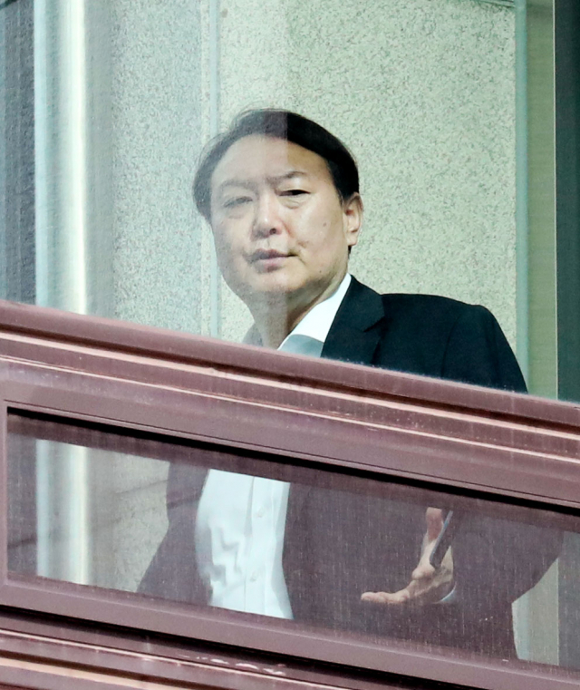 윤석열 검찰총장이 12일 오후 서울 서초구 대검찰청에서 점심식사를 위해 구내식당으로 이동하고 있다. 연합뉴스