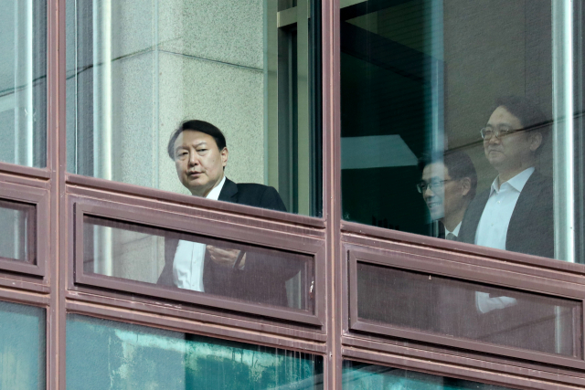 윤석열 검찰총장이 12일 오후 서울 서초구 대검찰청에서 점심식사를 위해 구내식당으로 이동하고 있다. 연합뉴스