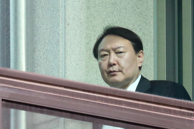 윤석열 검찰총장이 12일 오후 서울 서초구 대검찰청에서 점심식사를 위해 구내식당으로 이동하고 있다. 연합뉴스