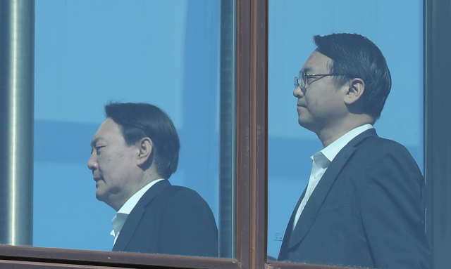 조국 전 법무부 장관이 검찰에 비공개 소환된 14일 윤석열 검찰총장이 점심 식사를 위해 서울 서초구 대검찰청 구내식당으로 이동하고 있다. 오른쪽은 강남일 차장검사. 연합뉴스