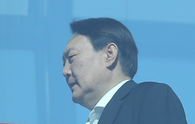 조국 전 법무부 장관이 검찰에 비공개 소환된 14일 윤석열 검찰총장이 점심 식사를 위해 서울 서초구 대검찰청 구내식당으로 이동하고 있다. 연합뉴스