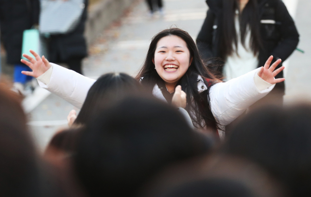 2020학년도 대학수학능력시험일인 14일 오후 경기도 수원시 팔달구 영복여자고등학교에서 시험을 마친 수험생이 교문 앞에서 기다리고 있는 가족에게 달려가고 있다. 연합뉴스