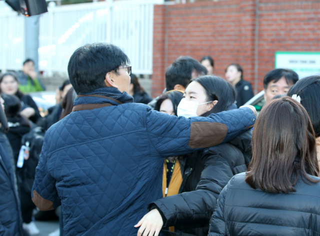 2020학년도 대학수학능력시험이 끝난 14일 오후 경북 포항 유성여고 교문 앞에서 한 가족이 시험을 마치고 나온 수험생을 안아주고 있다. 연합뉴스