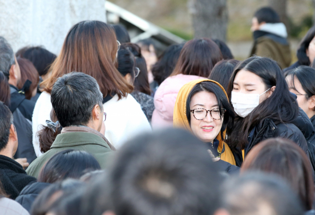 2020학년도 대학수학능력시험이 끝난 14일 오후 경북 포항 유성여고 교문 앞에서 한 가족이 시험을 마치고 나온 수험생을 안아주고 있다. 연합뉴스