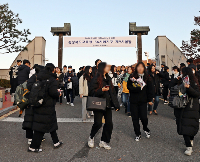 2020학년도 대학수학능력시험일인 14일 오후 청주시 청원구 대성고등학교에서 시험을 마친 수험생들이 시험장을 나오고 있다. 연합뉴스