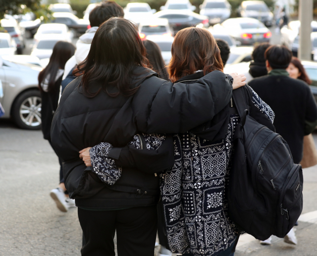 2020학년도 대학수학능력시험을 치러진 14일 오후 광주 남구 동아여고에서 수능을 마친 학생이 마중 나온 가족과 시험장을 나서고 있다. 연합뉴스