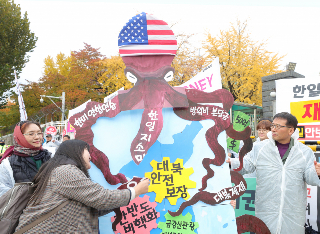 마크 에스퍼 미국 국방부장관이 방한 중인 15일 오전 서울 용산구 국방부 정문 앞에서 평화와통일을여는사람들 회원들이 미국 정부의 한반도 외교 정책을 규탄하는 퍼포먼스를 하고 있다. 연합뉴스