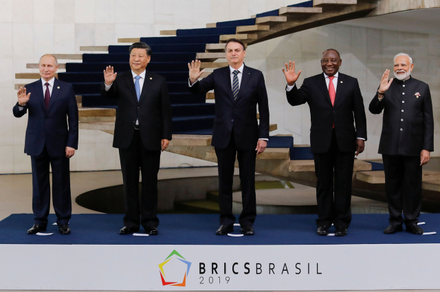 14일(현지시간) 브라질 수도 브라질리아에서 열린 브릭스(BRICS·브라질, 러시아, 인도, 중국, 남아프리카공화국의 신흥 경제 5개국) 제11차 정상회의에 참석한 5개국 정상들이 기념사진을 위해 포즈를 취하고 있다. 왼쪽부터 블라디미르 푸틴 러시아 대통령, 시진핑 중국 국가주석, 자이르 보우소나루 브라질 대통령, 시릴 라마포사 남아공 대통령, 나렌드라 모디 인도 총리. 브릭스 5개국 정상들은 이날 회담 후 서명한 