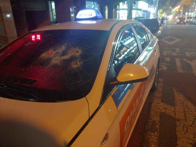 경산지역 법인택시들이 14일부터 오후3시부터 파업에 돌입한 가운데, 비노조원이 몰던 택시를 누군가 앞유리창을 파손하고 번호판을 떼어가는 일이 발생했다. 피해 택시기사 제공