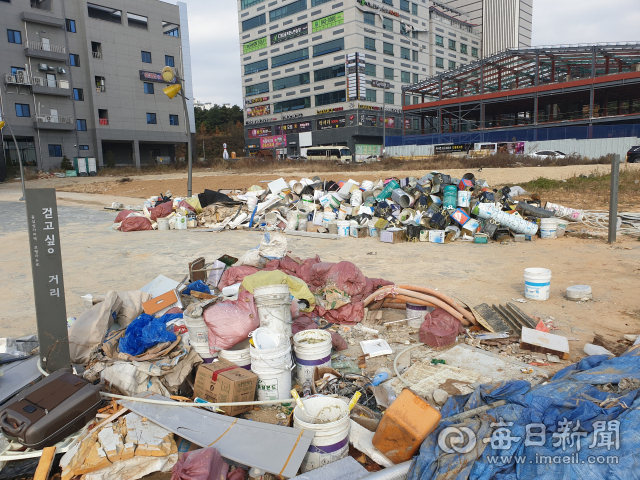 경북도청 신도시 내 걷고 싶은 거리와 공영주차장 사이에 공사장 폐기물과 쓰레기들이 어지럽게 널브러져 있다. 윤영민 기자