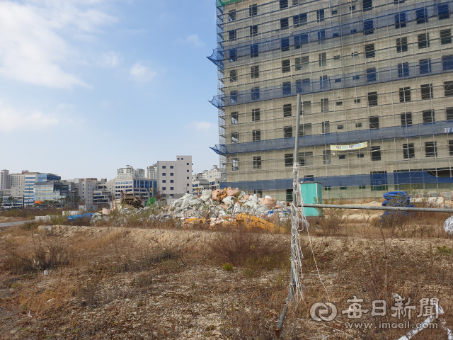 경북도청 신도시 내 한 상가 신축 건설현장에 공사장 폐기물과 건축자재들이 쌓인 채로 방치돼 도시 미관을 해치고 있다. 윤영민 기자