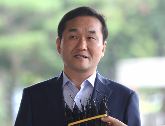 20대 총선 당시 거액의 불법 자금을 받은 혐의로 재판에 넘겨진 자유한국당 엄용수(경남 밀양·의령·함안·창녕) 의원이 의원직 상실에 해당하는 형을 확정받았다. 대법원 1 부은 15일 정치자금법 위반 혐의로 기소된 엄 의원에게 징역 1년 6개월과 추징금 2억원을 선고한 원심을 확정했다. 이 판결로 의원직을 상실했다. 사진은 2017년 9월 정치자금법 혐의로 창원지방검찰청에 출석하는 엄 의원. 연합뉴스