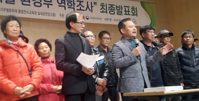 최재철 장점마을 주민대책위원장이 14일 전북 익산 국가무형문화재 통합전수교육관에서 열린 