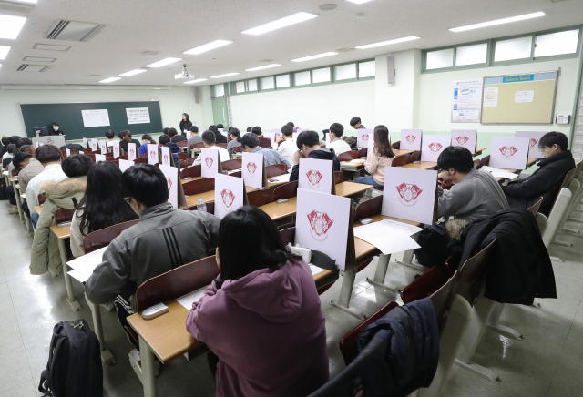 16일 서울 동대문구 경희대학교에서 수험생들이 2020학년도 수시 논술시험을 시작을 기다리고 있다. 연합뉴스