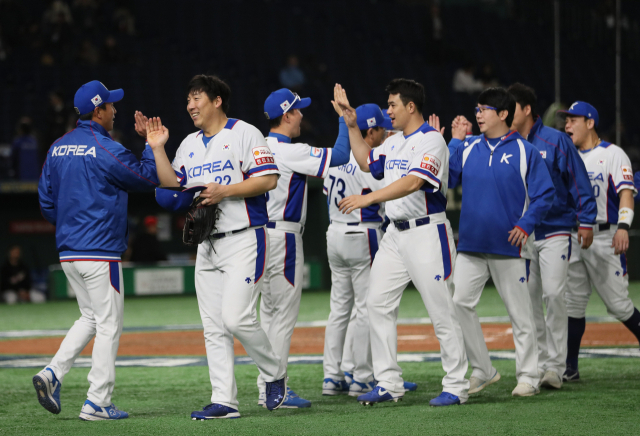 15일 일본 도쿄돔에서 열린 2019 세계야구소프트볼연맹(WBSC) 프리미어12 슈퍼라운드 3차전 멕시코와 한국의 경기. 승리한 한국대표팀 선수들이 기뻐하고 있다. 연합뉴스