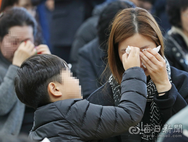 16일 대구 강서소방서에서 독도 해상 추락 소방헬기 피해자 가족이 이낙연 국무총리와 면담 도중 눈물을 흘리자 어린 아들이 엄마의 눈물을 닦아주고 있다. 성일권 기자 sungig@imaeil.com