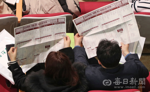 4일 2020학년도 대학수학능력시험 성적표가 수험생들에게 전달된다. 가채점 결과로 입시 전략을 세웠던 수험생들은 이제 정확한 성적을 바탕으로 전략을 수정해야 한다. 지난달 16일 대구 대륜고 강당에서 열린 