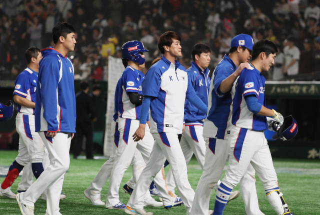 16일 일본 도쿄돔에서 열린 2019 세계야구소프트볼연맹(WBSC) 프리미어12 슈퍼라운드 4차전 한국과 일본의 경기. 8대10으로 진 한국대표팀 선수들이 경기장을 나서고 있다. 연합뉴스