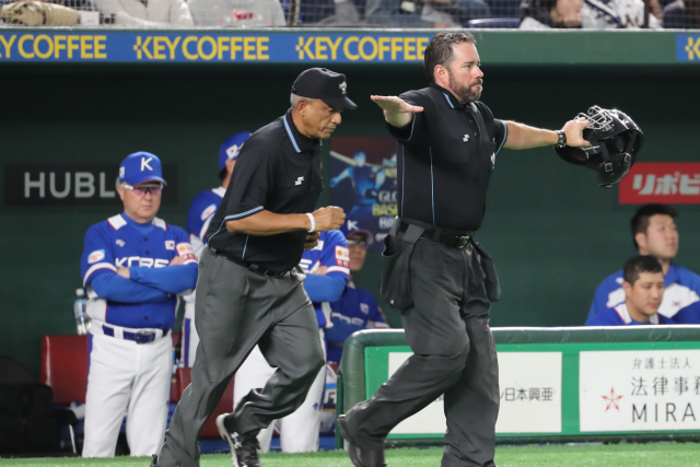 16일 일본 도쿄돔에서 열린 2019 세계야구소프트볼연맹(WBSC) 프리미어12 슈퍼라운드 한국과 일본의 경기. 7회 초 투아웃 허경민의 내야안타 때 1루 주자 이정후가 2루에서 아웃된 것과 관련한 판정이 비디오 판독으로 정정되고 있다. 연합뉴스
