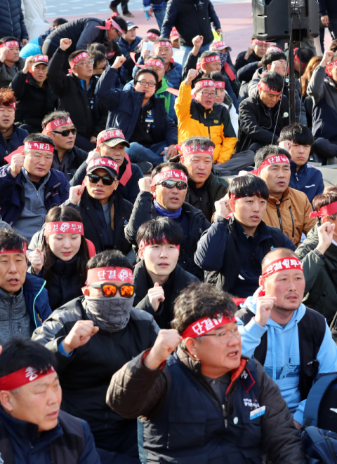 15일 오후 대전역 동광장에서 열린 부당노동행위 철도공사 규탄 철도노동자 결의대회에서 참가자들이 구호를 외치고 있다. 연합뉴스