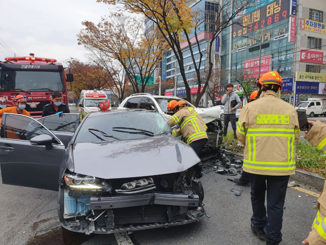 17일 오전 대구 동구 신천동 효신네거리 인근에서 차량 9대가 연이어 추돌하는 사고가 발생해 소방관들이 현장을 수습하고 있다. 대구소방안전본부 제공